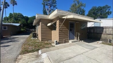 Building Photo - Remodeled 2 Bedroom 1 Bath Home, Great Location and Private!!