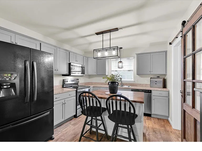 Building Photo - 858 Byler Cir