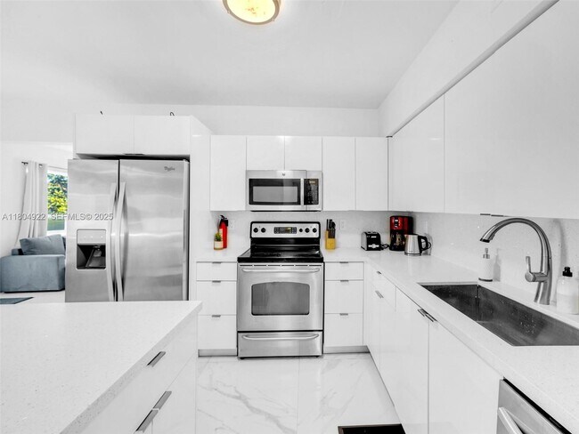 Building Photo - 421 W Pembroke Rd