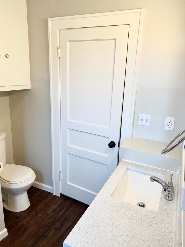 Main Bath - 318 N Wilmore St
