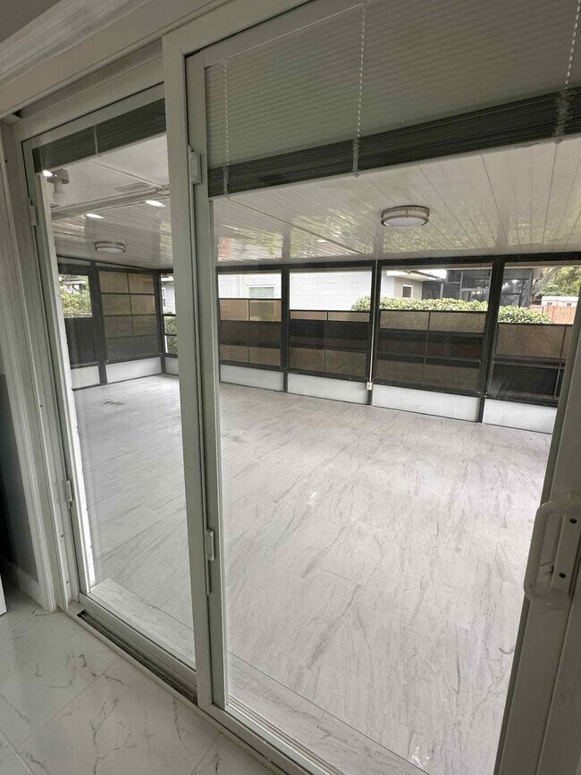 Building Photo - 1900 Manor Cir SE