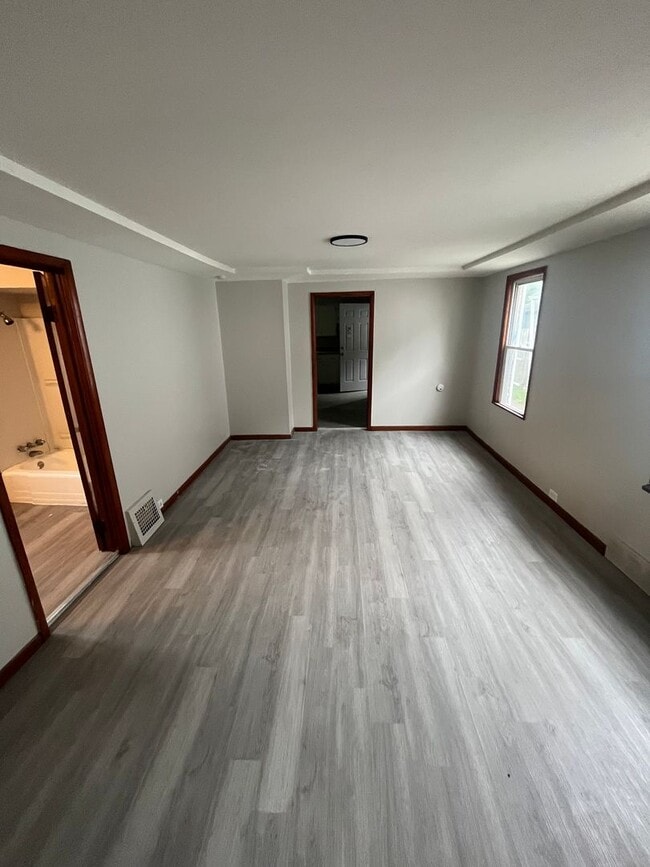 Building Photo - Section 8 Accepted! Spacious Newly Renovat...