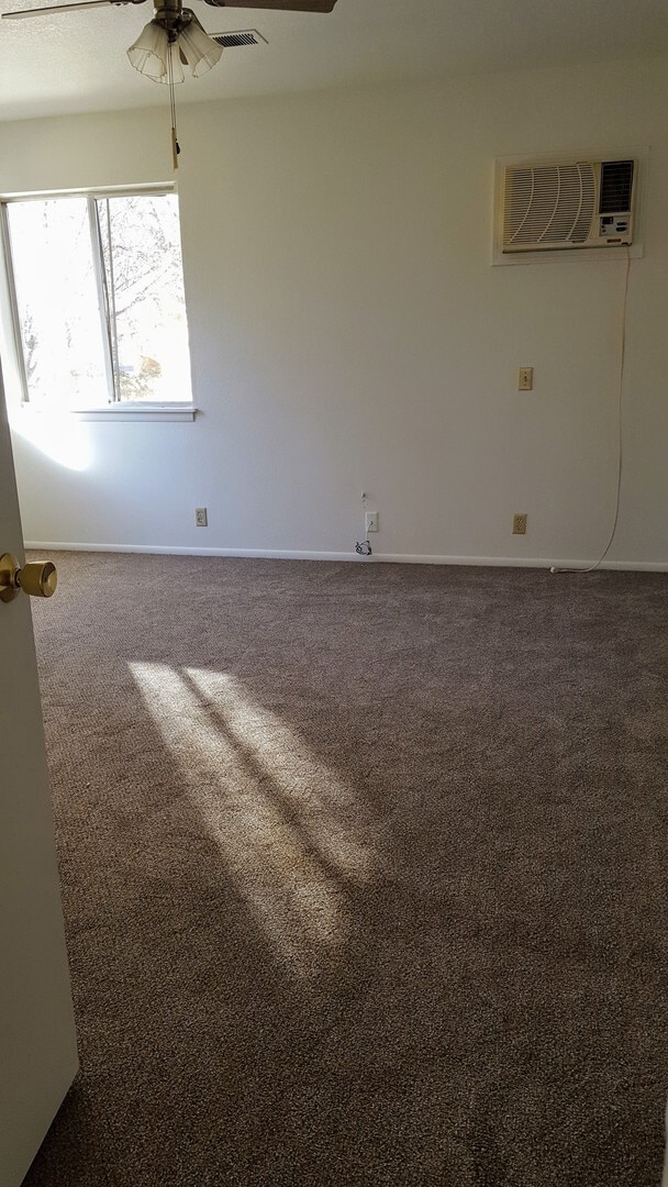 Building Photo - Three bedroom, 2 bath with high ceilings d...