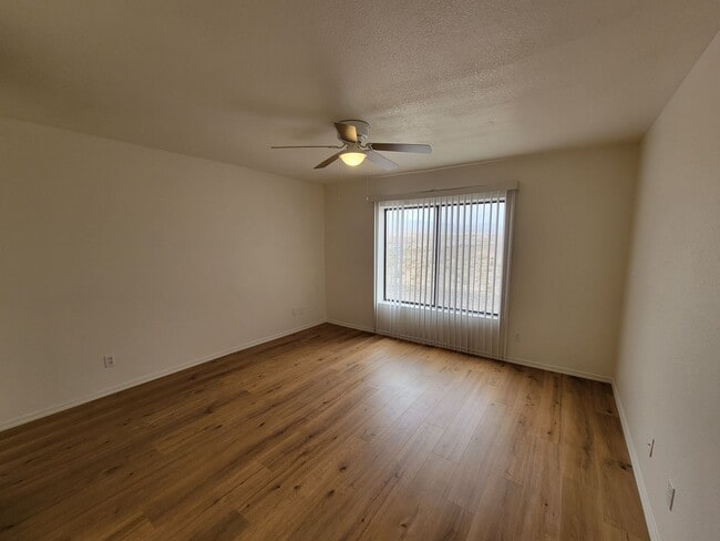 Building Photo - 1st Month Rent Free!!     Riverview Bluffs, 2 Bedroom Condo