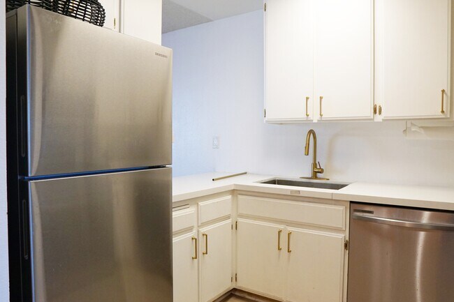 Building Photo - 437 S Calle El Segundo