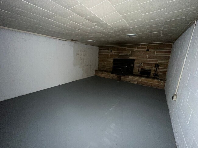 Building Photo - 3 Bedroom Home with Large Yard – Western Schools