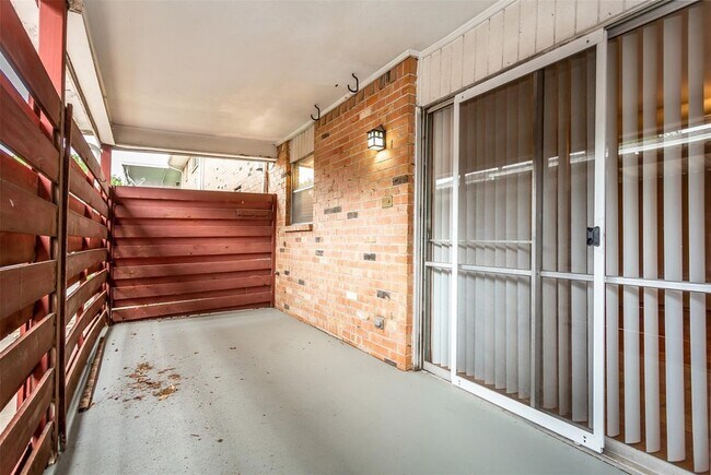 Building Photo - 6007 Sandhurst Ln