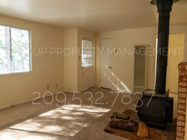 Building Photo - 2 Bedroom 1 Bath Home in Twain Harte!