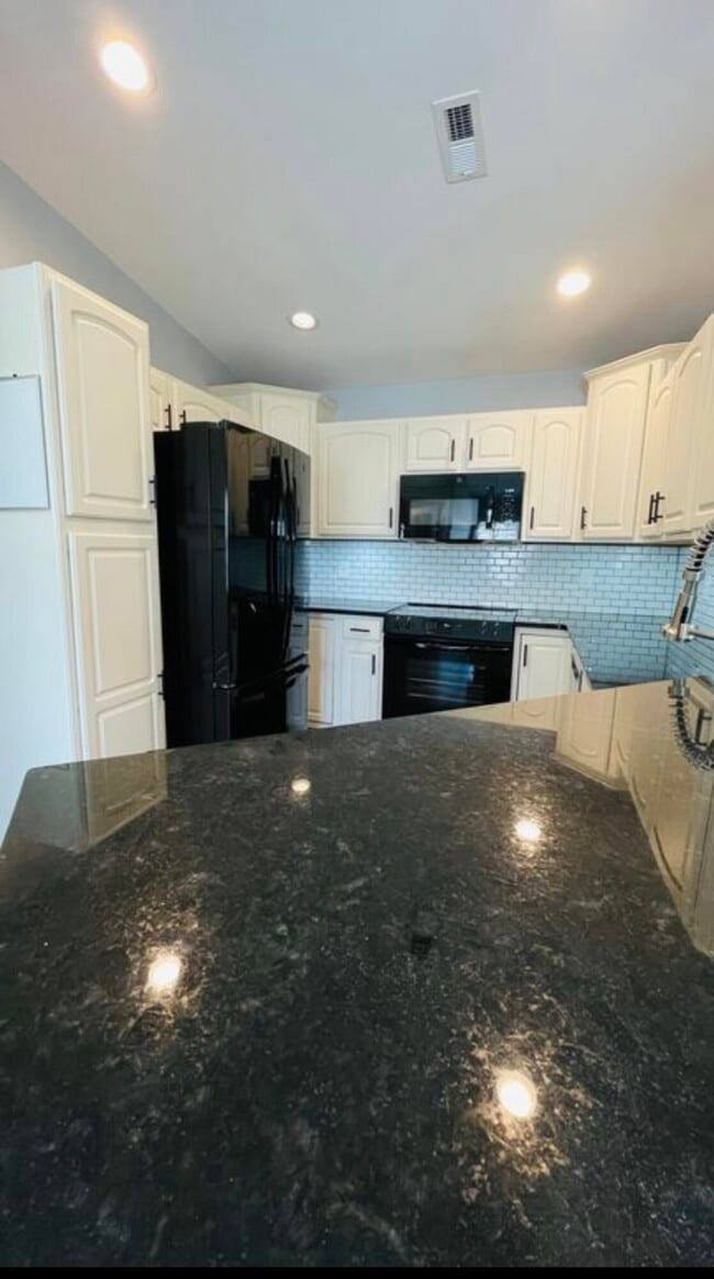 Building Photo - 422 Breezewood Ct