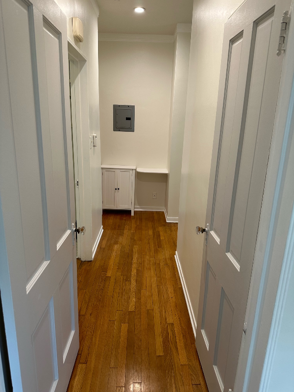 Building Photo - 1057 Masselin Ave
