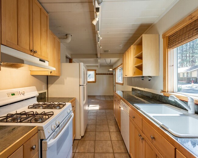 Building Photo - Charming pet friendly craftsman style home...