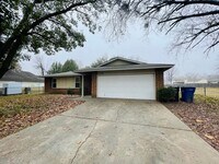 Building Photo - Recently remodeled home