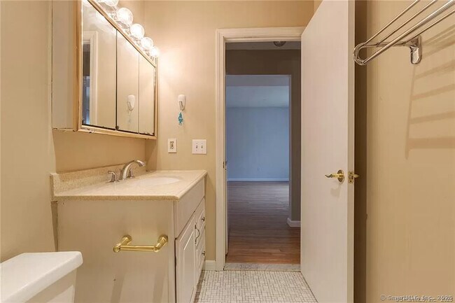 Building Photo - 612 Twin Circle Dr