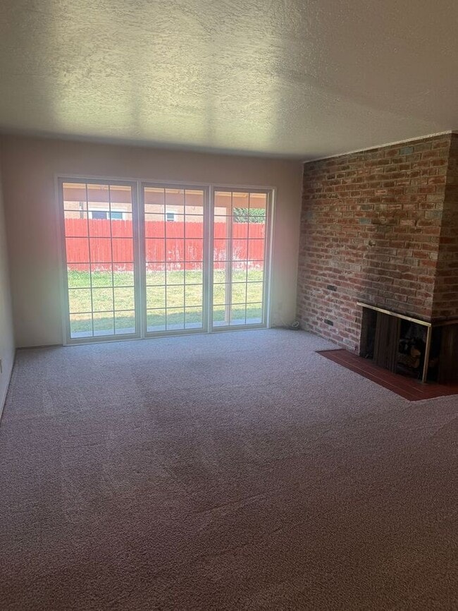 Building Photo - Charming 3 bedroom 2 bath home