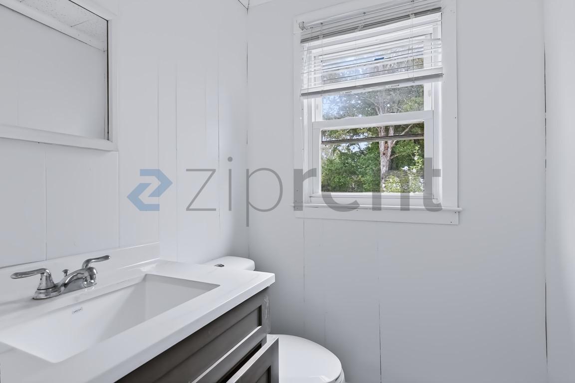 Building Photo - Unit