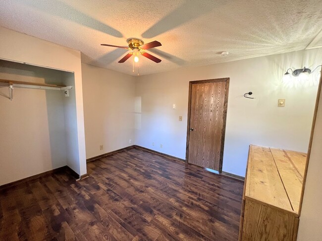 Building Photo - 4 bedroom Family  Home!