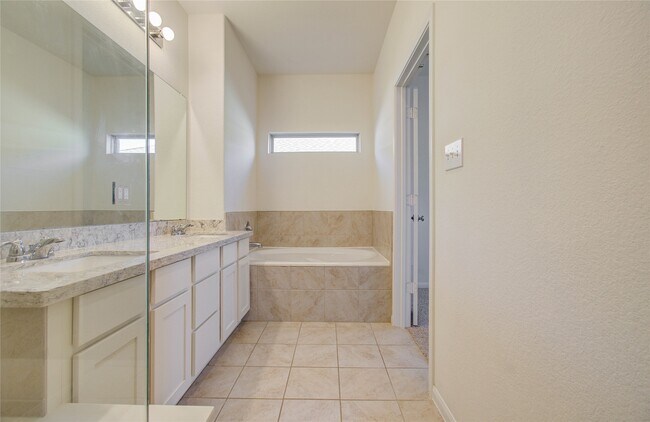 Building Photo - 8426 Beacon Bay Cir