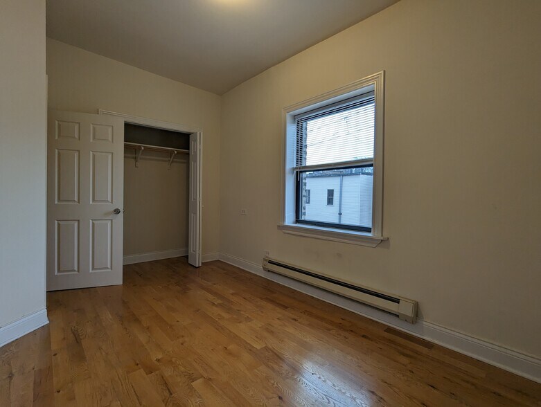 Building Photo - 813 W Cornelia Ave