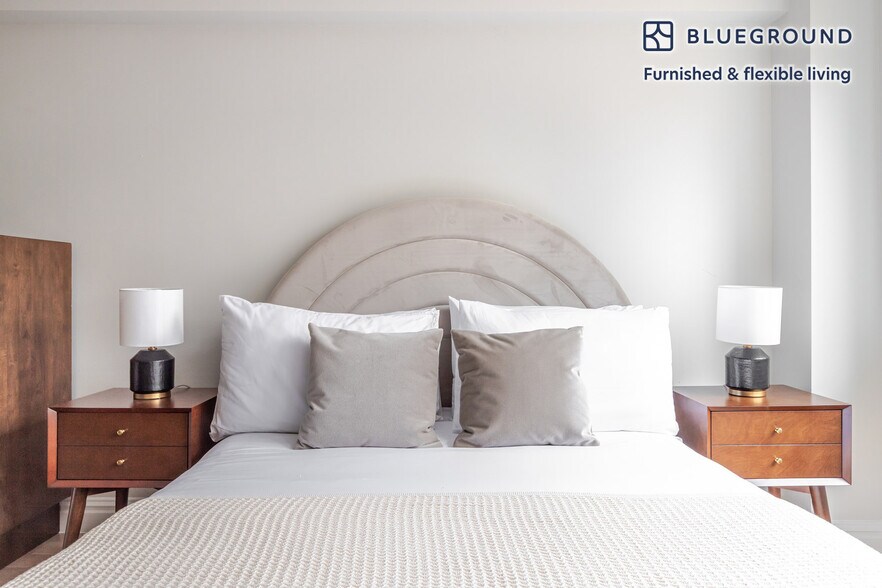 Building Photo - 340 E 51st St