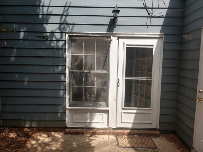 Building Photo - Beautiful 2 Bed 2.5 Bath Townhouse!