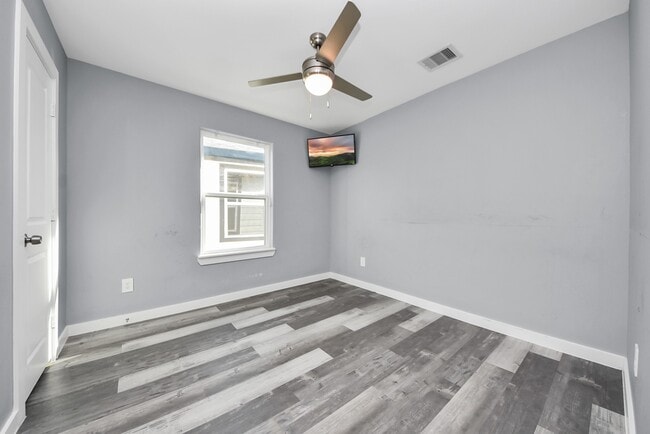 Building Photo - 618 Maple Way St