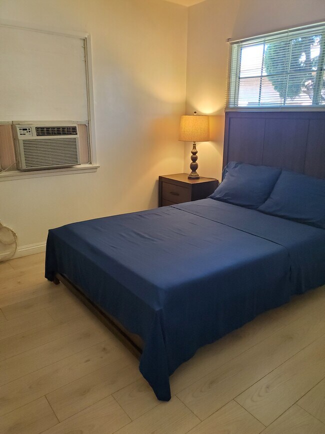 Building Photo - 1045 Palm Ave