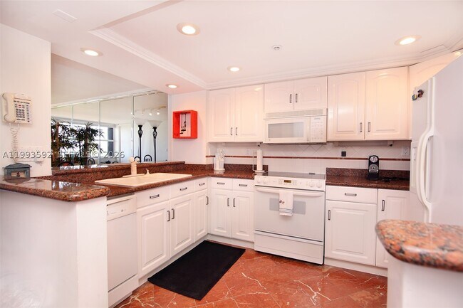 Building Photo - 2555 Collins Ave