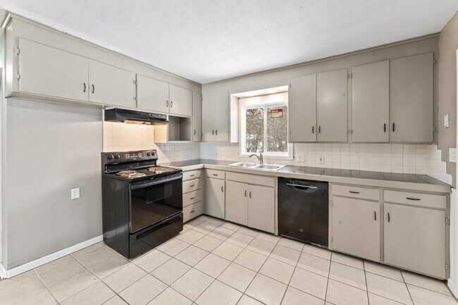Building Photo - 2 Bedroom Home with Spacious Fenced In Yard!  1st Month's Rent is Free!*