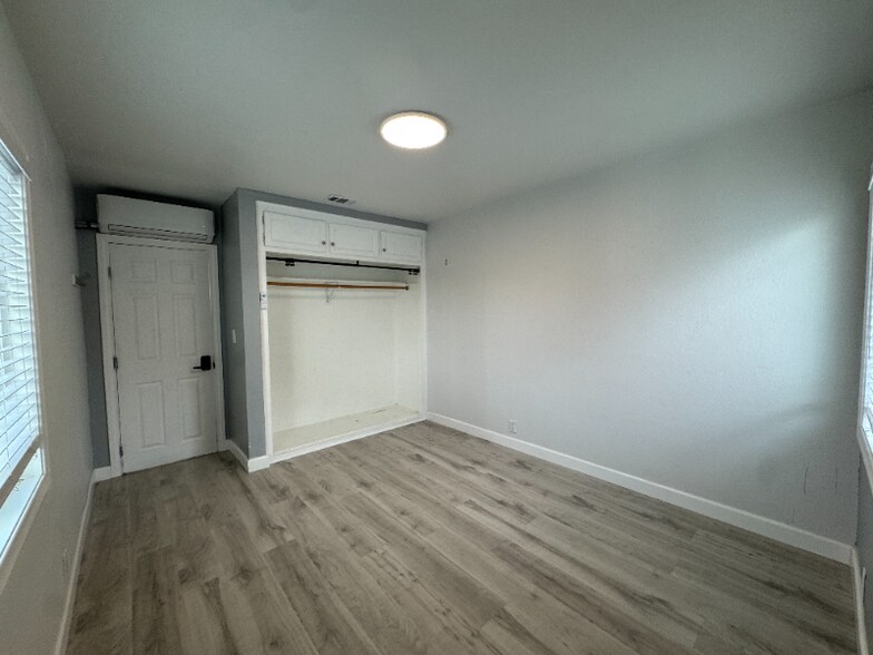 Building Photo - 1920 1/2 W 4th St