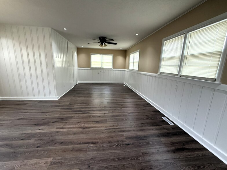 Building Photo - 1721 S Volutsia Ave