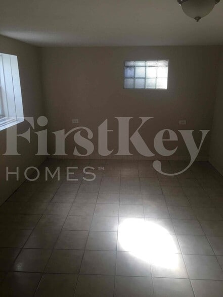 Building Photo - 410 S Villa Ave