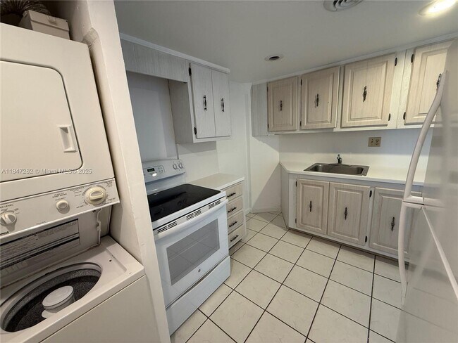 Building Photo - 2333 Brickell Ave