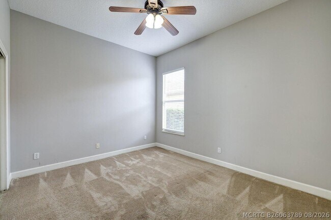 Building Photo - 833 SW Vineland Ct