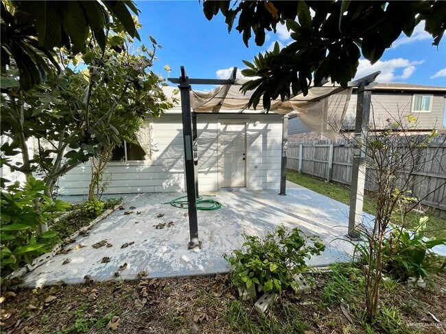 Building Photo - 19 Roundup Cir