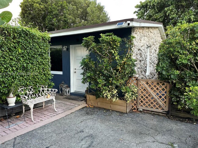 Building Photo - 325 Fernwood Rd