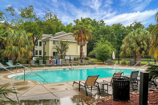 Building Photo - 1-bedroom, 1-bathroom Condo Mt Pleasant, near Ravenel Bridge!