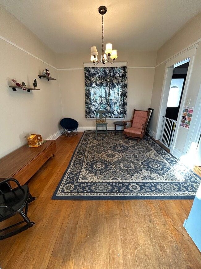 Building Photo - 424 E 10th St