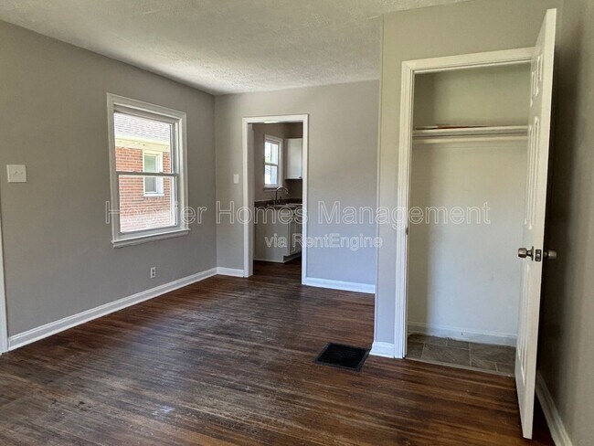 Building Photo - 932 N Leland Ave