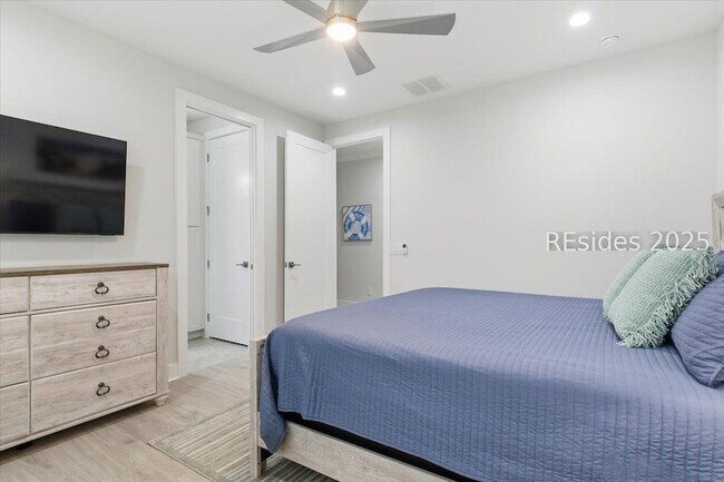 Building Photo - 119 Blue Starfish Ln