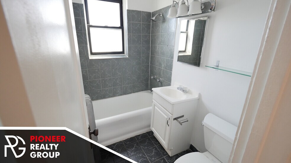 Building Photo - 4857 N Damen Ave