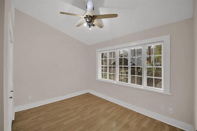 Building Photo - 809 E Riverside Dr