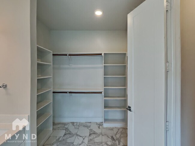 Building Photo - 2345 Vagas St