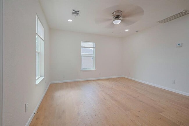 Building Photo - 407 Pine St