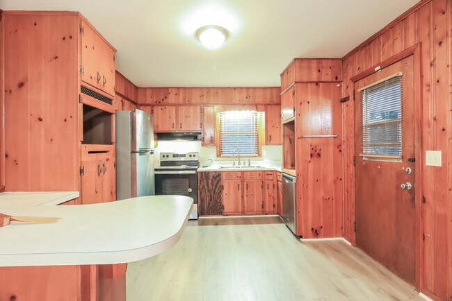 Building Photo - 3 Bedroom Center Point Home