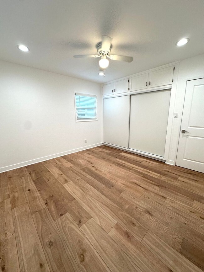 Building Photo - Fully Remodeled 2 Bedroom Home with Large ...