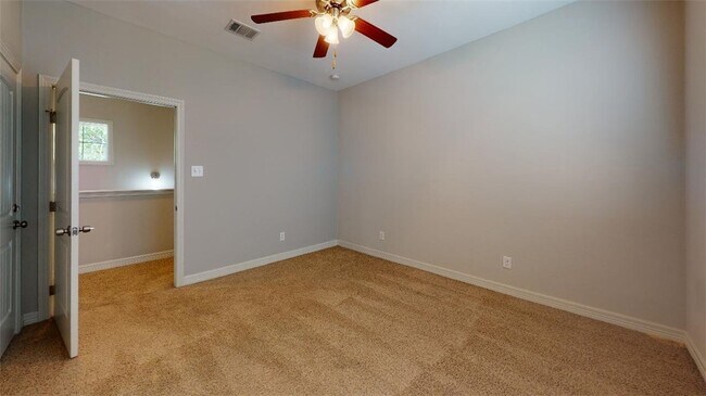 Building Photo - 302 Gilchrist Ave