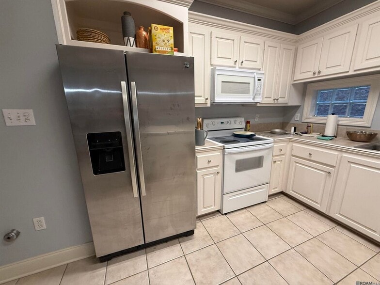 Building Photo - 5545 Ducros Dr