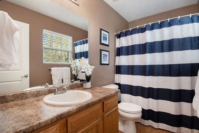 Building Photo - Clean Northwest 2 bed 2 Bath 2 Car Garage ...
