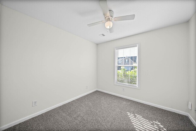 Building Photo - Pet Friendly Three Bedroom!