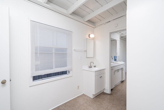 Building Photo - 218 29th St